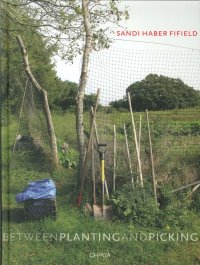 Immagine copertina libro Sandi Haber Fifield. Between planting and picking. Ediz. illustrata