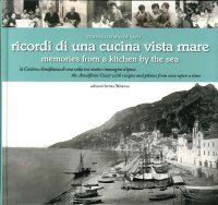 Immagine copertina libro Ricordi di una cucina vista mare. La Costiera amalfitana di una volta tra ricette e immagini d'epoca. Ediz. multilingue
