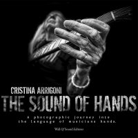 Immagine copertina libro The sound of hands. A photographic journey into the language of musicians hands. Ediz. illustrata