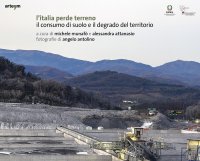 Immagine copertina libro L'Italia perde terreno. Il consumo di suolo e il degrado del territorio