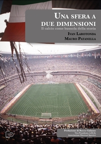 Immagine copertina libro Una sfera a due dimensioni. Il calcio come bussola della storia